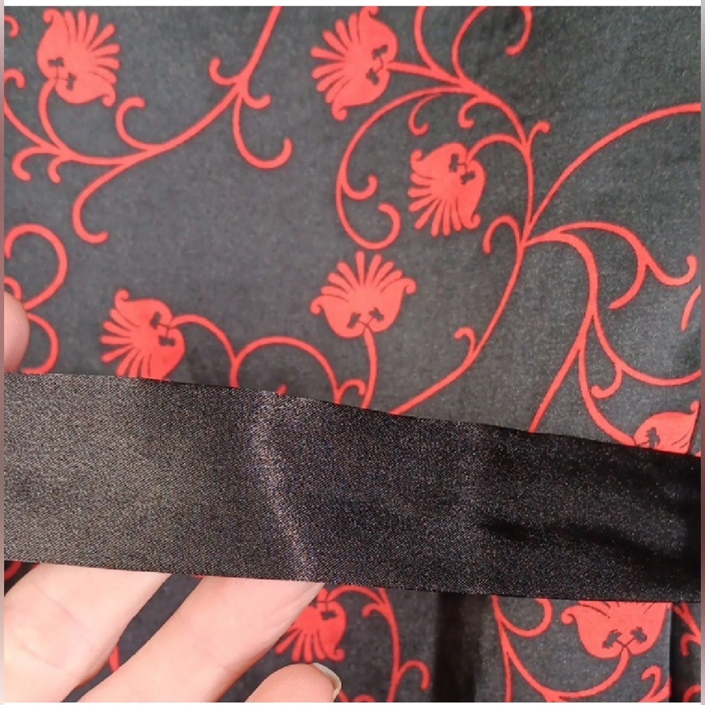 Luxurious Black Red Floral Satin Robe With Belt In-N-Out Burger Lounge Wear. - Picture 7 of 9